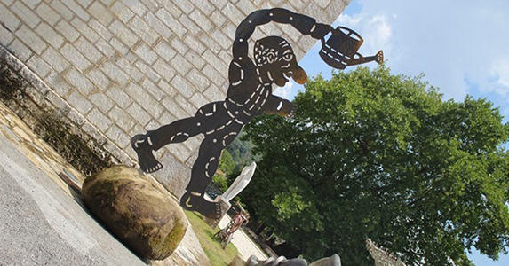 Μεταλλική φιγούρα στο Ελληνικό