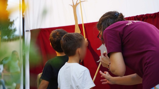 Η ζωή της σκιάς, εργαστήριο