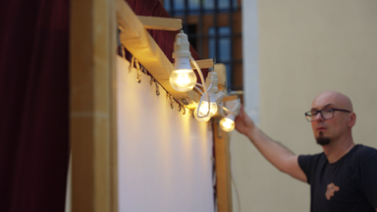 Τα φώτα πίσω από τον μπερντέ